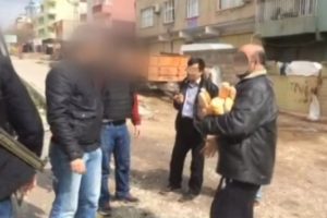 Polisler kapı kapı dolaşıp ekmek ve su dağıttı