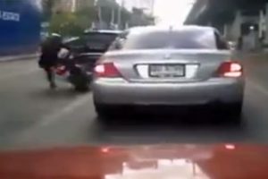 Otomobilden motosikletliye tekme!