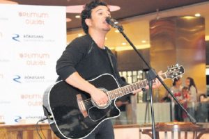 Buray şarkılarını yalnızlar i&ccedil;in s&ouml;yledi...