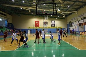 K&uuml;&ccedil;&uuml;kler Ligi karşılaşması sonrasında istenmeyen olaylar yaşandı
