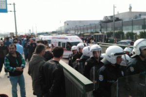 Bursa'da haklarını arayan emek&ccedil;ilere biber gazıyla m&uuml;dahale edildi!