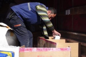 Kargo TIR'ından ka&ccedil;ak sigara &ccedil;ıktı