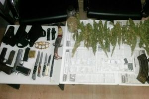 Ter&ouml;r &ouml;rg&uuml;t&uuml;ne ait uyuşturucu ve silah ele ge&ccedil;irildi