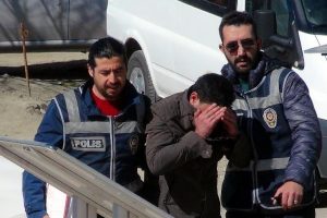 Elazığ'da kendisini polis olarak tanıtan dolandırıcı su&ccedil;&uuml;st&uuml; yakalandı