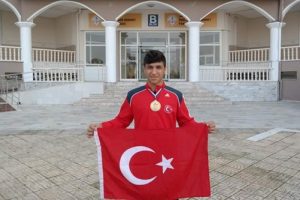 G&uuml;reşte T&uuml;rkiye ikincisi olan Furkan, Manisa'nın gururu oldu