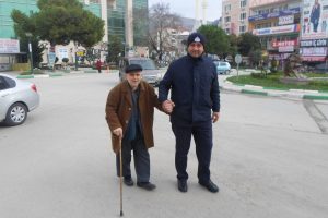 Bursa Gemlik'te zabıtadan &ouml;rnek davranış