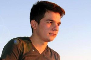 İki kamyon arasında sıkışarak can verdi