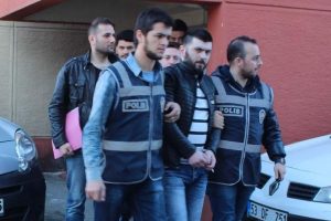Rize'de 3 yıldır aranan kişi evinin &ccedil;atısındaki &ouml;zel b&ouml;lmede yakalandı