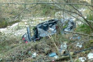 70 metrelik u&ccedil;uruma d&uuml;şen otomobilden sağ &ccedil;ıktı