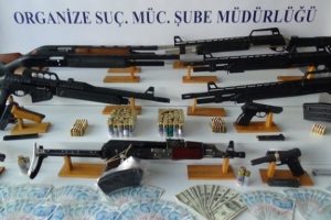 İstanbul'da silah ka&ccedil;ak&ccedil;ılığı operasyonu: 6 tutuklama