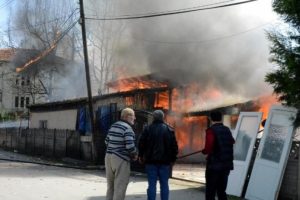 Depo olarak kullanılan ev alev alev yandı
