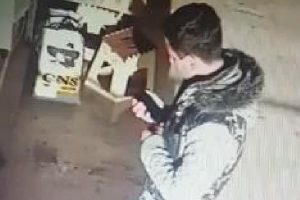 Cep telefonu hırsızlığı g&uuml;venlik kamerasına takıldı
