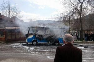 Bartın'da yolcu minib&uuml;s&uuml; alev alev yandı