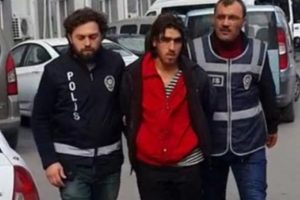 Travestiyi bı&ccedil;ak zoruyla ka&ccedil;ırdı, tecav&uuml;z etti, telefonunu &ccedil;aldı
