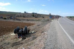 Şarampole devrilen trakt&ouml;r&uuml;n s&uuml;r&uuml;c&uuml;s&uuml; &ouml;ld&uuml;