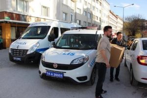 Sahte &uuml;r&uuml;n satan giyim mağazalarına polis baskını