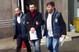 Başparmağındaki g&uuml;l d&ouml;vmesinden yakalandı