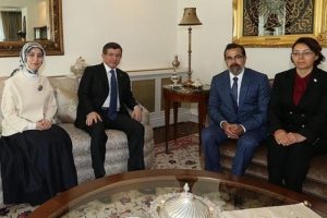 Davutoğlu, &Ouml;zgecan'ın anne ve babasıyla g&ouml;r&uuml;şt&uuml;