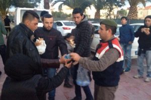 Dikili'de g&ouml;&ccedil;men ka&ccedil;ak&ccedil;ılığına 7 tutuklama