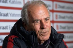 Mustafa Denizli ayrılırken &ouml;nemli bir jest yaparak gitti
