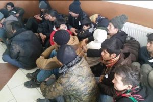Kuşadası'nda 22 ka&ccedil;ak g&ouml;&ccedil;men ve 1 insan taciri yakalandı