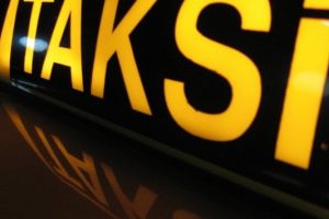 Sahte plakalı taksiyi polise yakalattı