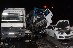 S&uuml;r&uuml;c&uuml; uyuyunca TIR kırmızı ışıkta 4 araca &ccedil;arptı: 2 yaralı