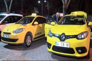 Sahte plakalı taksiyi polise yakalattı