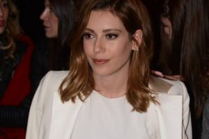 Sinem Kobal y&uuml;z&uuml;ğ&uuml;n&uuml; gizledi!