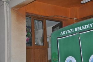 Belediye binasının camları taş atılarak kırıldı
