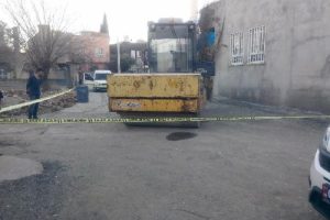 İş makinesinin altında kalan &ccedil;ocuk &ouml;ld&uuml;