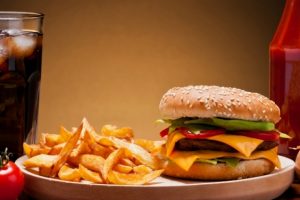 McDonald's ve KFC'den '18 yaş altına yasak'