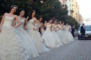 Şehrin en işlek caddesini gelinler bastı