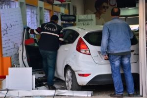 &Ouml;nce yayaya &ccedil;arptı sonra d&uuml;kkana daldı!