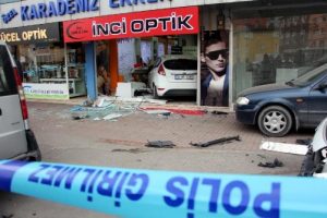 Otomobil, yayaya &ccedil;arpıp işyerine girdi