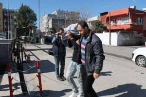 Otomobillerden hırsızlık yapan 2 ş&uuml;pheli yakalandı