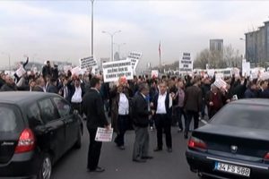 Servis şof&ouml;rleri E-5'i trafiğe kapattı
