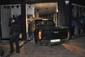 Kamyonetle mağazaya girdi, aracını bırakıp otele gitti