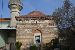 Bursa'da tarihi t&uuml;rbe kaderine terk edildi!