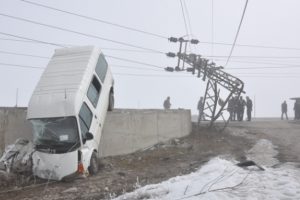 Minib&uuml;s elektrik direğine &ccedil;arptı: 2 &ouml;l&uuml;