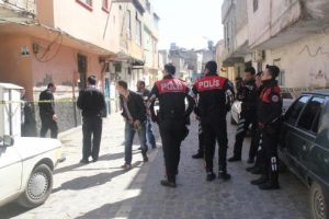 Sokakta y&uuml;r&uuml;rken tabancayla bacağından vuruldu