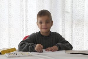 Anne ve babası mendil satmadığı i&ccedil;in işkence etti