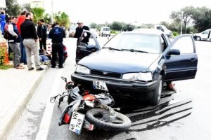 Otomobille &ccedil;arpışan kasksız motosikletli yaralandı