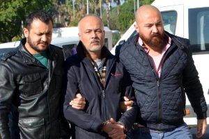Taşla &ouml;ld&uuml;r&uuml;rken g&ouml;ğ&uuml;s kafesinde sigara molası