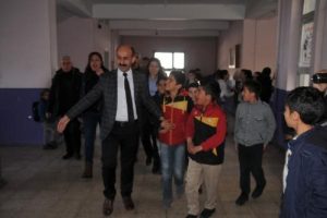 HDP'li Akdoğan, okul ziyaretinde bulundu