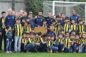 Sur'dan gelen &ccedil;ocuklar Fenerbah&ccedil;e antrenmanında