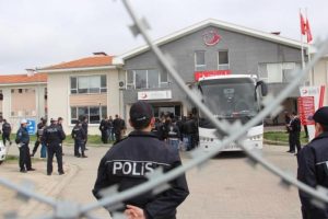 Yunanistan 80 ka&ccedil;ağı daha iade etti