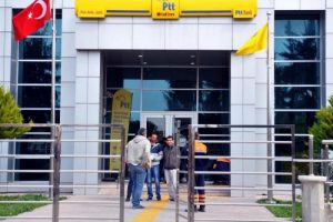 PTT kapısında korkutan poşet