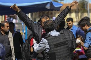 Sur'a y&uuml;r&uuml;mek isteyen gruplara polis m&uuml;dahale etti