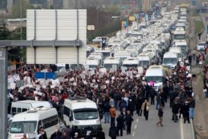 İstanbul'da servis&ccedil;ilerin eylemi s&uuml;r&uuml;yor